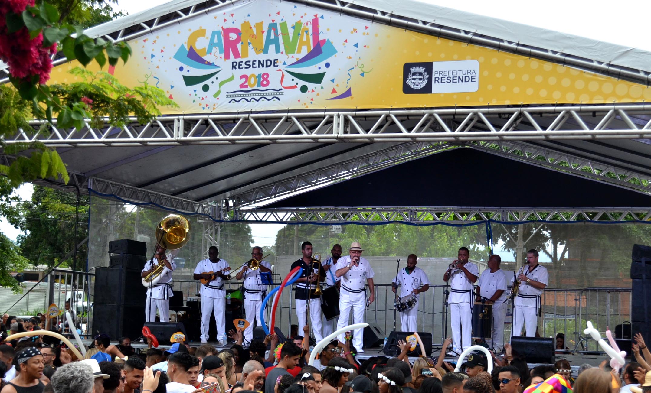 PRÉ-CARNAVAL LEVA QUASE 25 MIL PESSOAS PARA A PRAÇA DA BANDEIRA, EM RESENDE