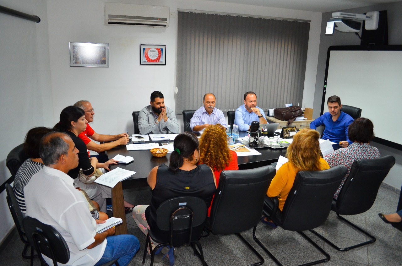 PREFEITO SE REÚNE COM REPRESENTANTES DOS PROFESSORES E ENCAMINHA ITENS DA PAUTA APRESENTADA PELA CATEGORIA