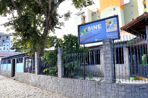 TRABALHO E RENDA: MAIS DE 2.400 VAGAS DE EMPREGO EM 2015