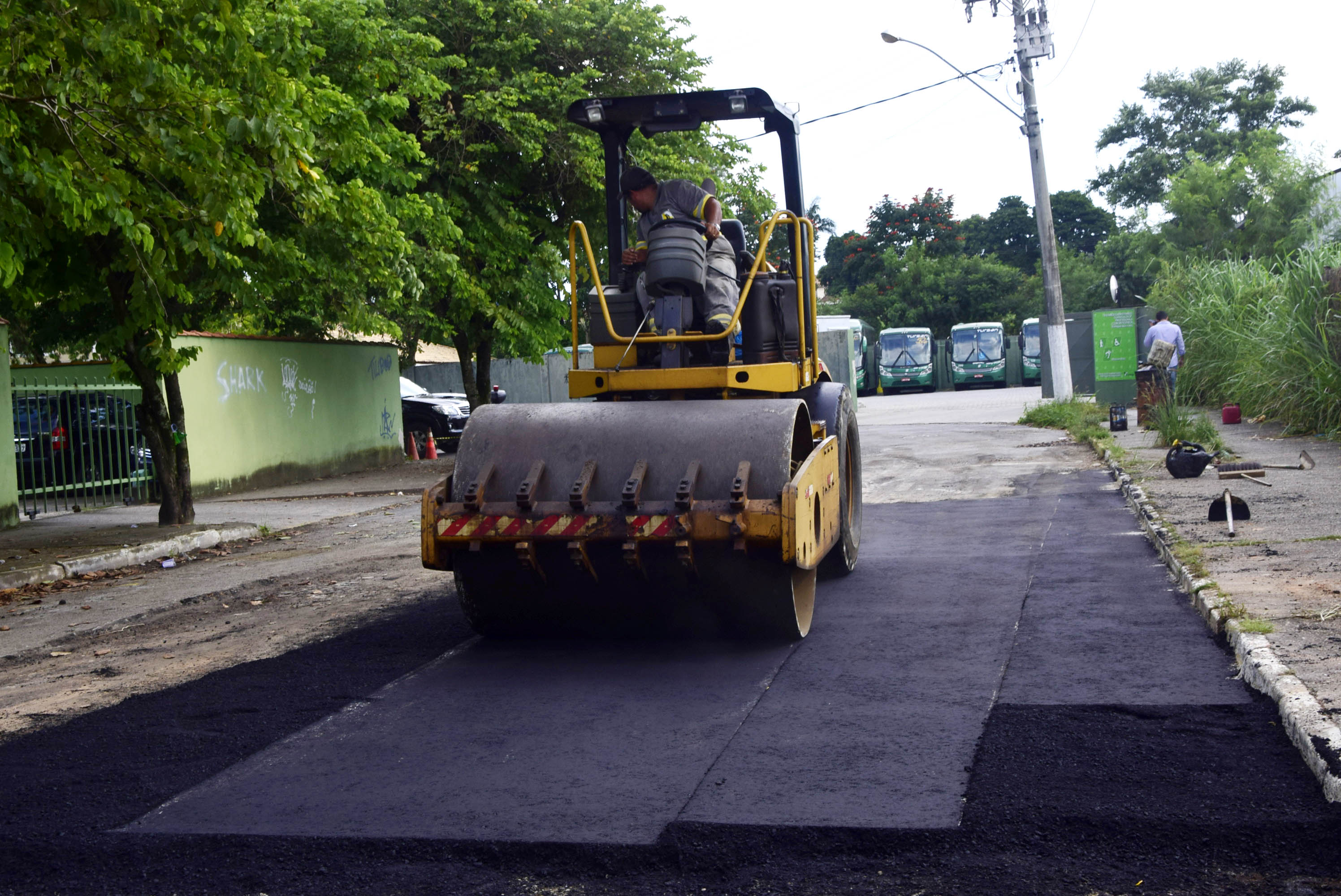 OPERAÇÃO TAPA-BURACOS BENEFICIA DIVERSOS PONTOS DA CIDADE