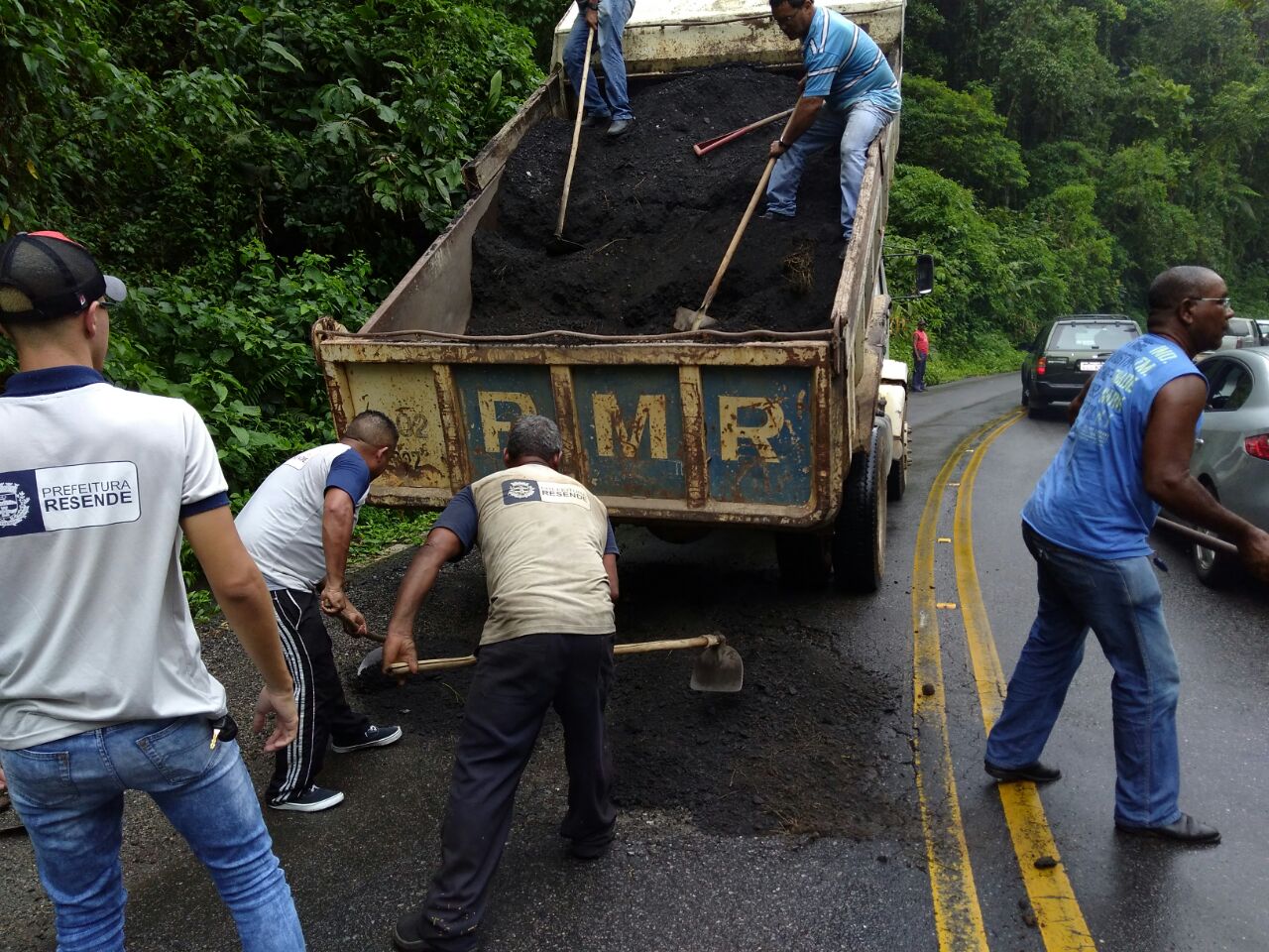 Prefeitura cobre buracos de estrada para Mauá