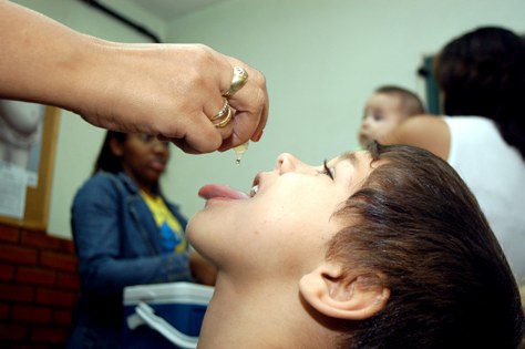Crianças menores de cinco anos devem se vacinar contra poliomielite e sarampo 