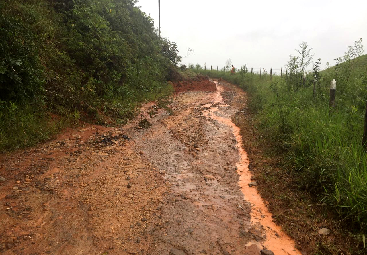 PREFEITURA DESOBSTRUI ESTRADA QUE LIGA CAPELINHA A VARGEM GRANDE