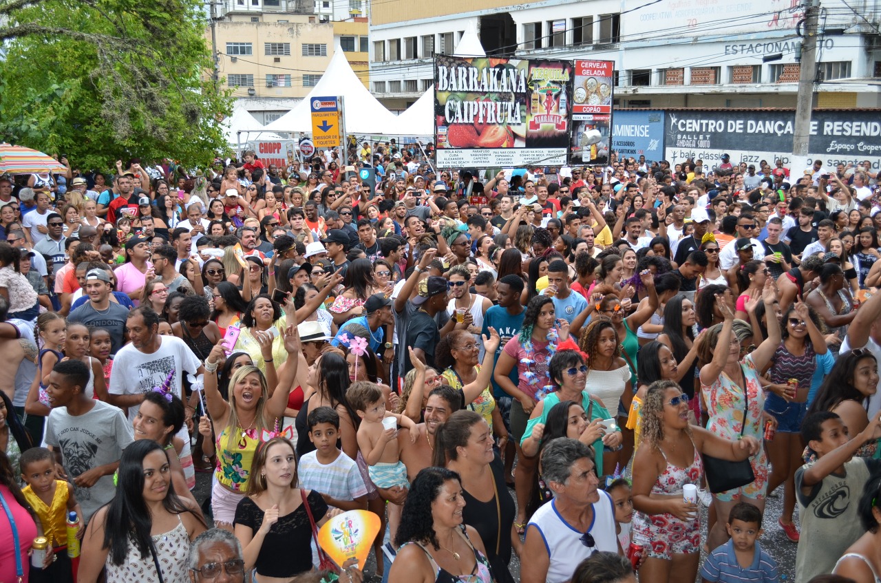 FOLIÕES LOTAM PRAÇA DA BANDEIRA E ENTRAM NO CLIMA DA MAIOR FESTA POPULAR DO BRASIL
