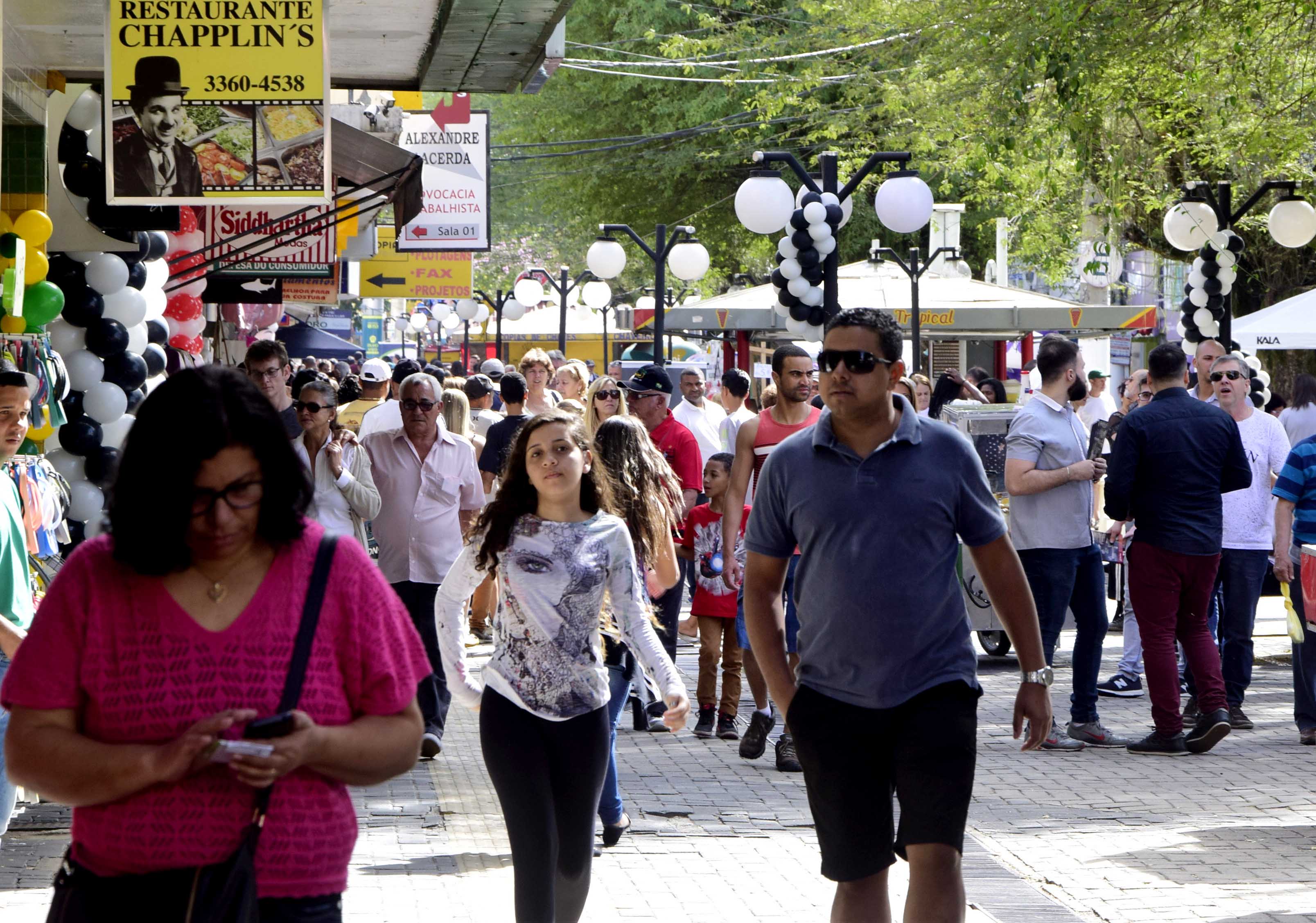 CULTURA, SAÚDE E LAZER ANIMAM MEGA DOMINGO DE COMPRAS EM CAMPOS ELÍSEOS