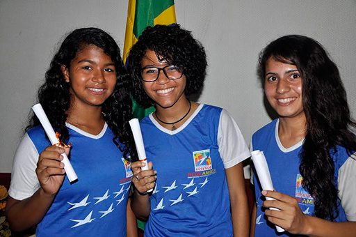 Adolescentes do Confiar recebem certificados de conclusão de oficinas