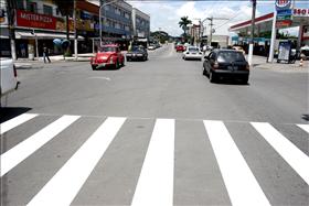 Prefeitura realiza pintura de faixas na Praça Oliveira Botelho