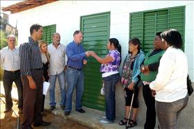 Prefeitura entrega casas no bairro Paraíso