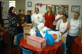 Asilo recebe doação de fraldas e caixas de leite