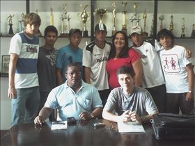 Juvenis do Resende assinam contrato com equipe profissional