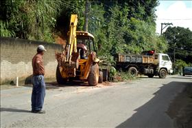 Secretaria de Obras realiza trabalho para desobstruir rua na área central
