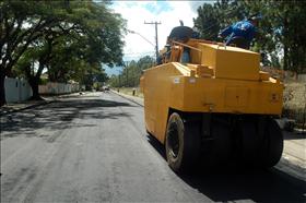 Prefeitura realiza obras de asfaltamento na Avenida Juscelino Kubitscheck