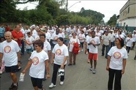 Caminhada contra as drogas reúne mais de cem pessoas