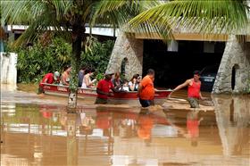 Máquinas e caminhões da Prefeitura removem estragos da chuva