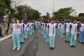 Estudantes do Paraíso participam de desfile no bairro