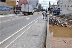 Secretaria de Obras realiza limpeza do Rio Sesmarias