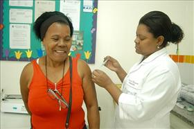 Vacinação contra a gripe é realizada em 25 postos na cidade