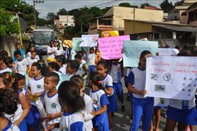 Estudantes realizam mais uma passeata contra a dengue