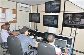 Câmera de vigilância flagra homem jogando lixo na Alvorada