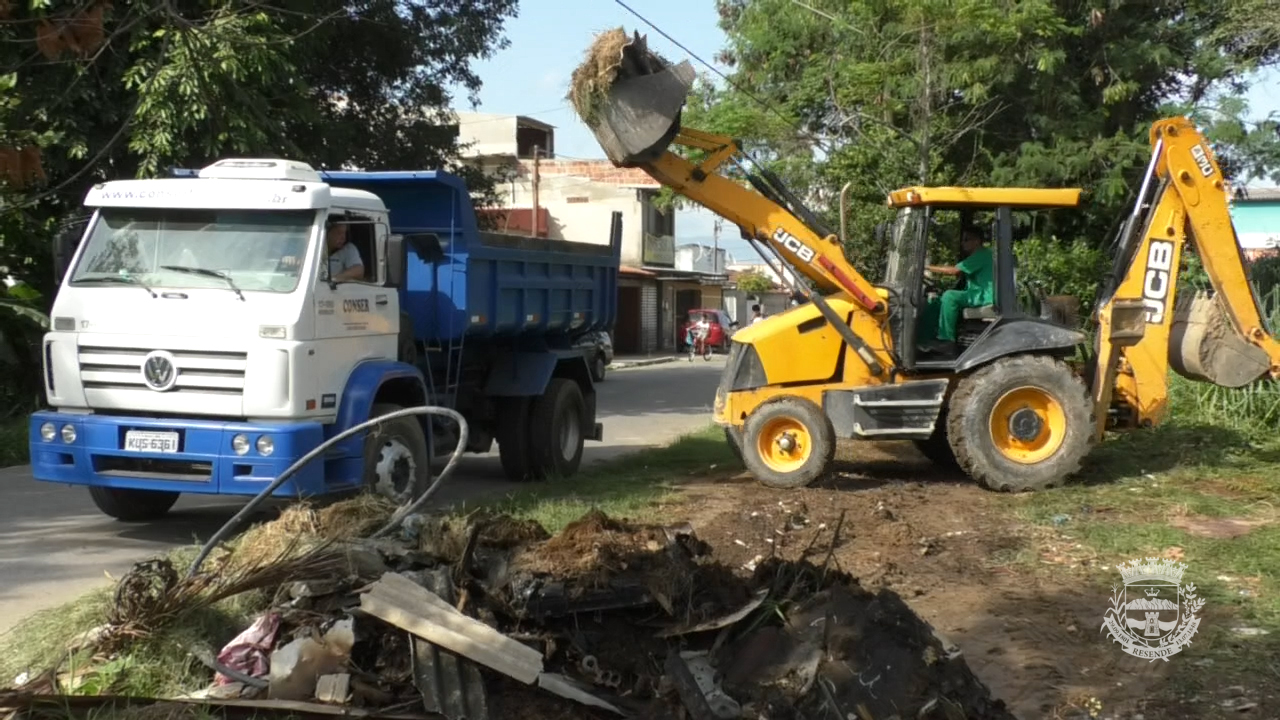 Limpeza pública é realizada em bairros de Resende