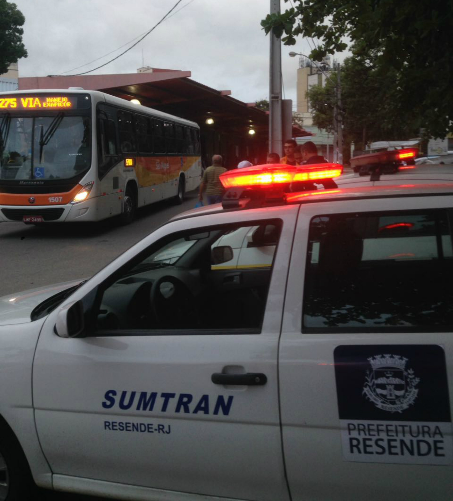 Ônibus autuados no Centro de Resende